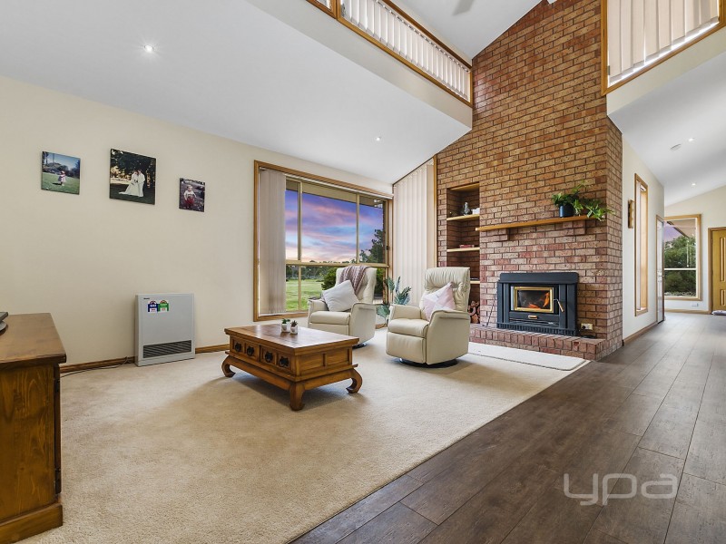 18 Hammond Circuit, Hopetoun Park VIC 3340