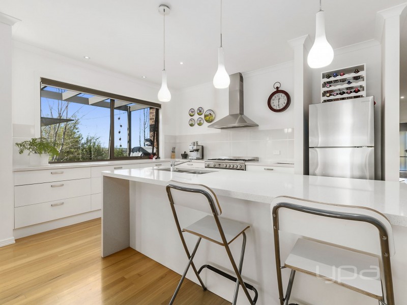 2 Fairway Crescent, Darley VIC 3340