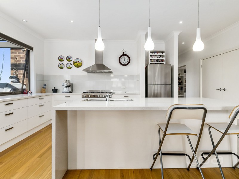 2 Fairway Crescent, Darley VIC 3340