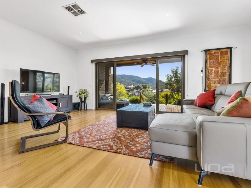 2 Fairway Crescent, Darley VIC 3340