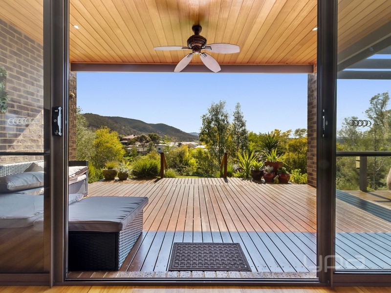 2 Fairway Crescent, Darley VIC 3340