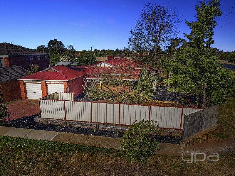 2 Gleneagles Drive, Melton West VIC 3337