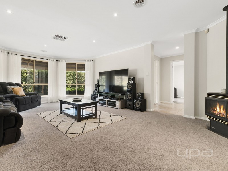 2 Gleneagles Drive, Melton West VIC 3337