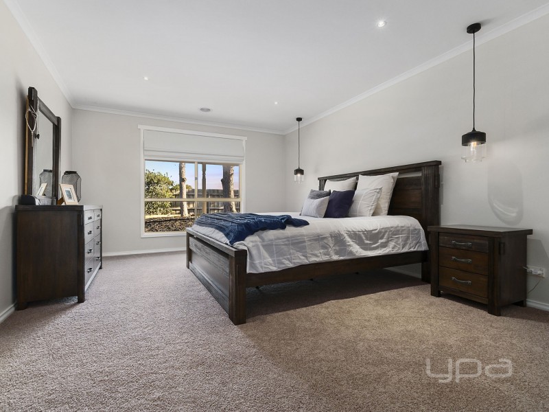 2 Gleneagles Drive, Melton West VIC 3337