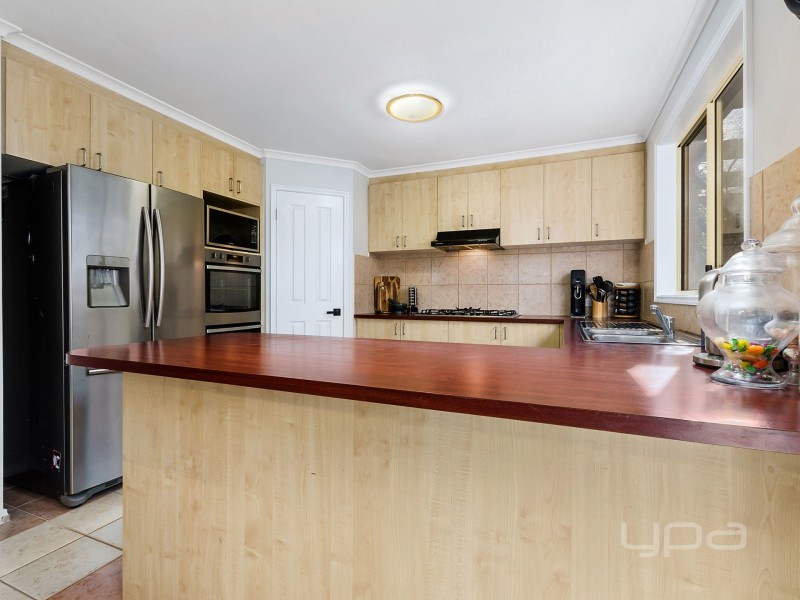 2 Gleneagles Drive, Melton West VIC 3337