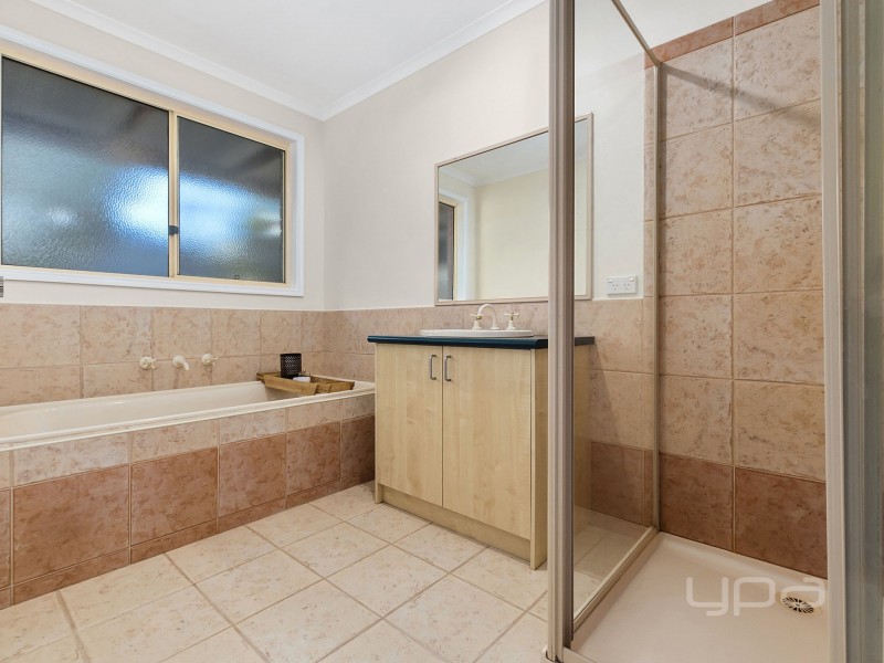 2 Gleneagles Drive, Melton West VIC 3337