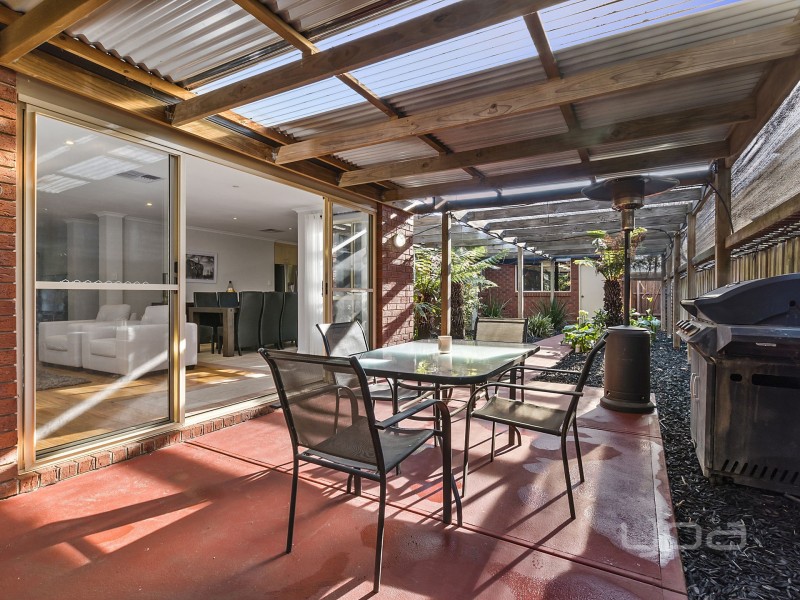 2 Gleneagles Drive, Melton West VIC 3337