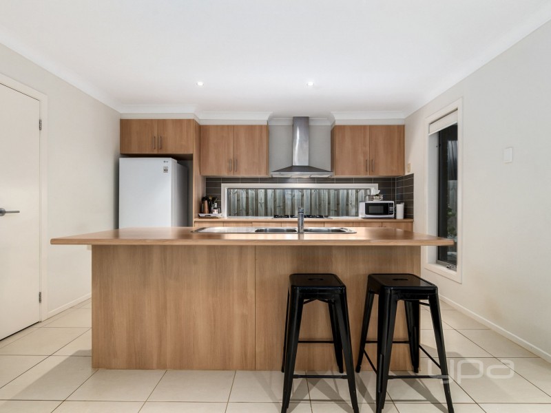 8 Poseidon Street, Kurunjang VIC 3337