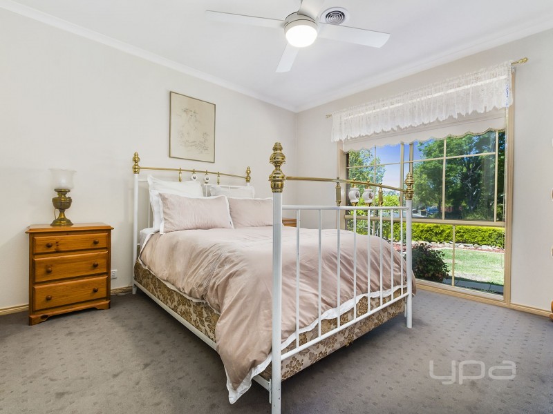 19 Glenbrook Gardens, Brookfield VIC 3338