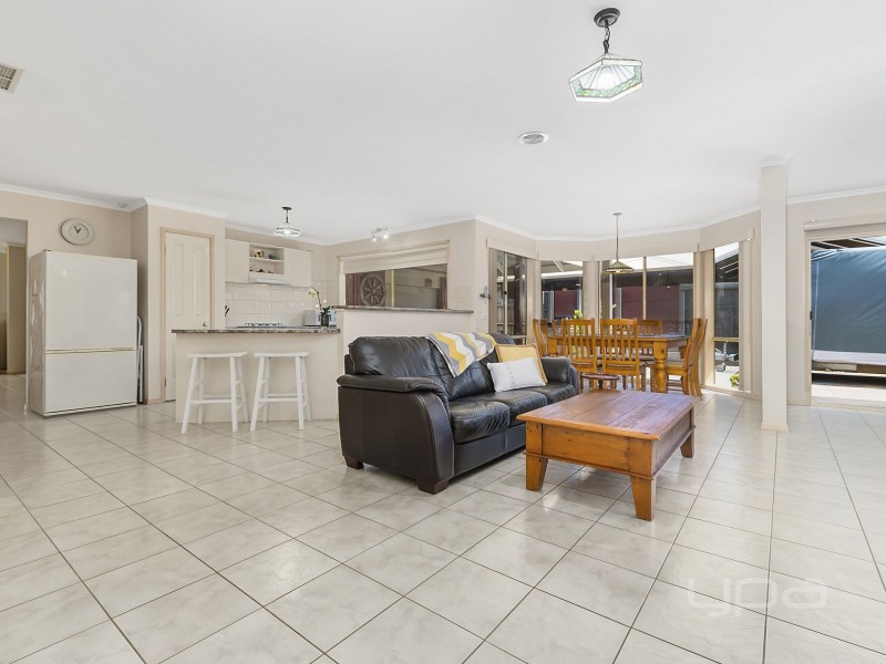19 Glenbrook Gardens, Brookfield VIC 3338
