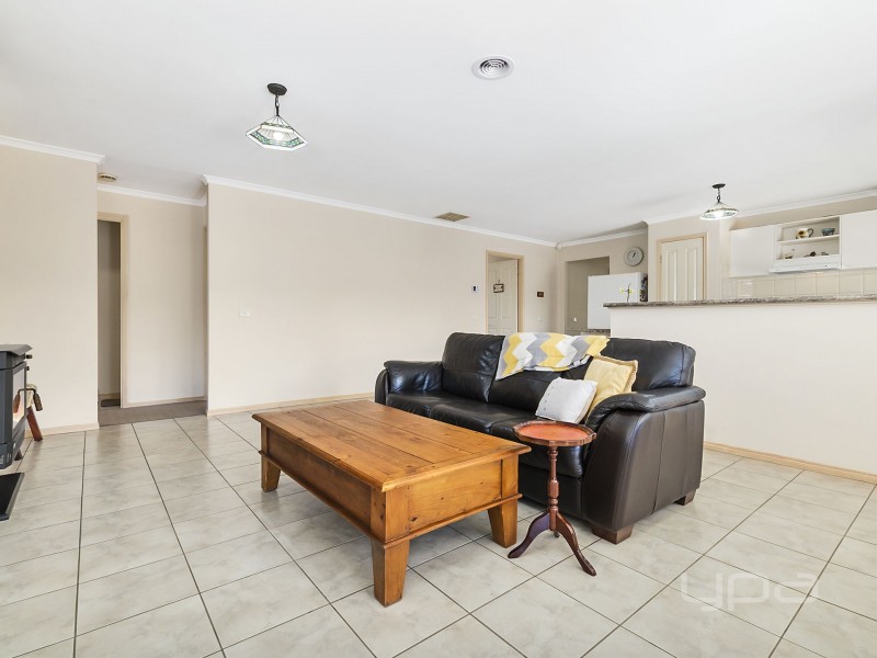 19 Glenbrook Gardens, Brookfield VIC 3338