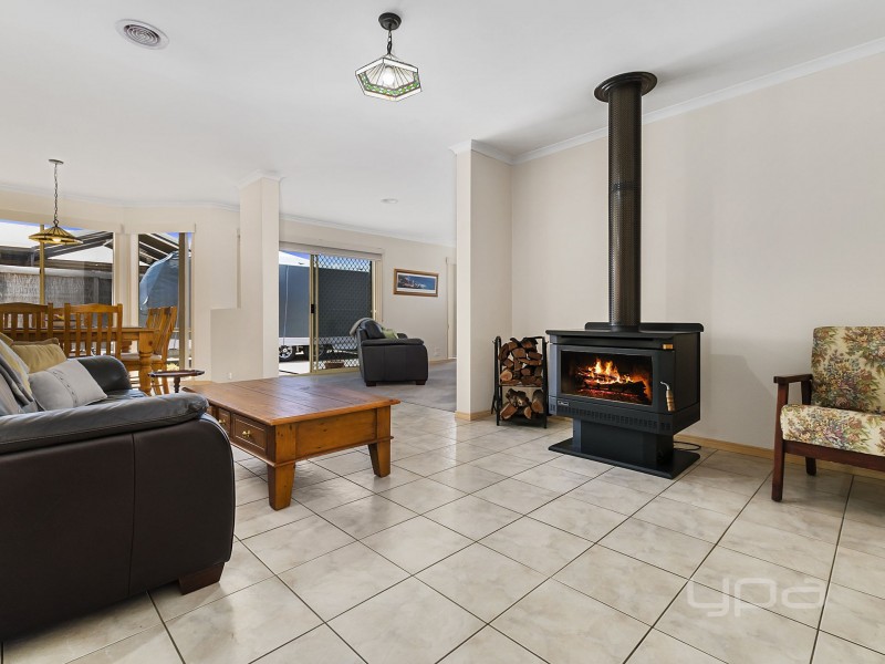 19 Glenbrook Gardens, Brookfield VIC 3338