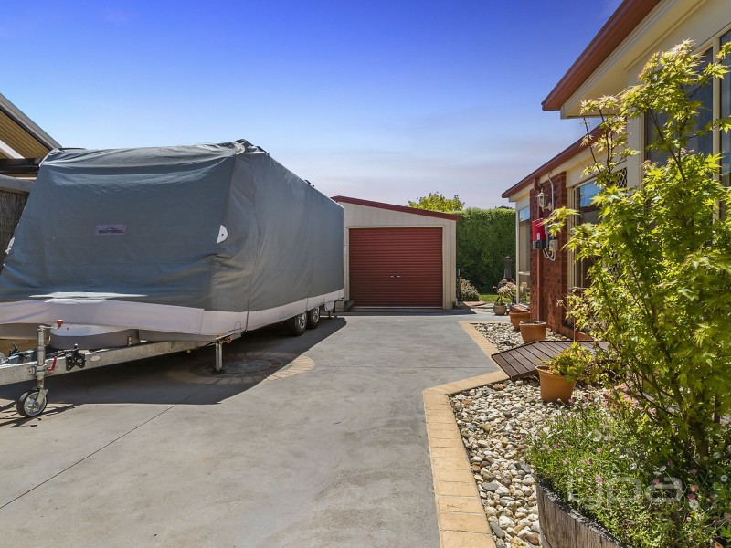 19 Glenbrook Gardens, Brookfield VIC 3338