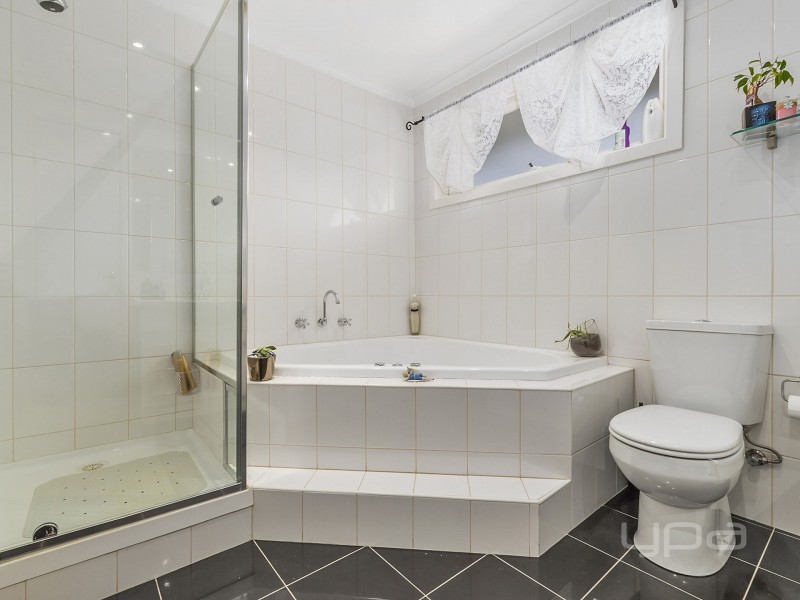 7 Rothesay Place, Melton West VIC 3337