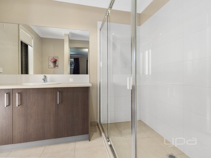 21 Barleygrass Crescent, Brookfield VIC 3338