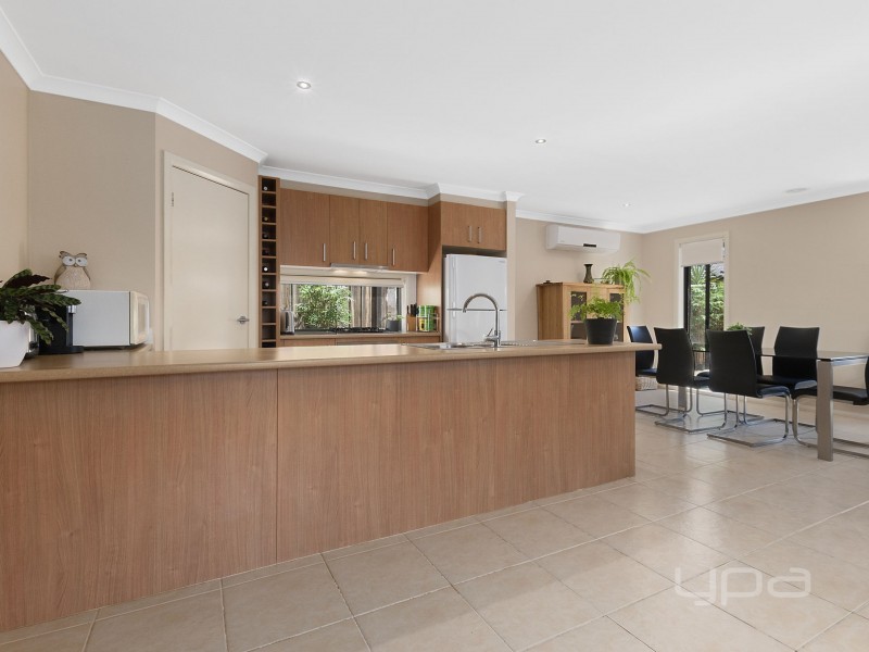 21 Barleygrass Crescent, Brookfield VIC 3338