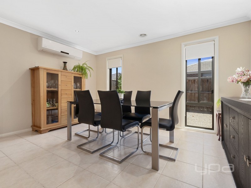 21 Barleygrass Crescent, Brookfield VIC 3338