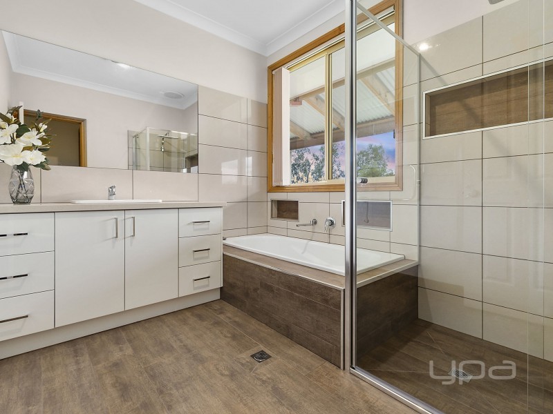 18 Hammond Circuit, Hopetoun Park VIC 3340