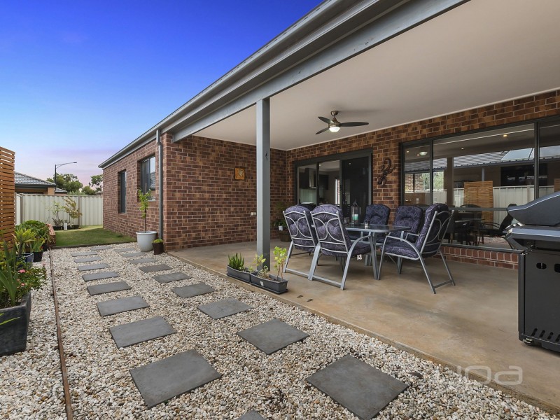 12 Magpie Street, Brookfield VIC 3338