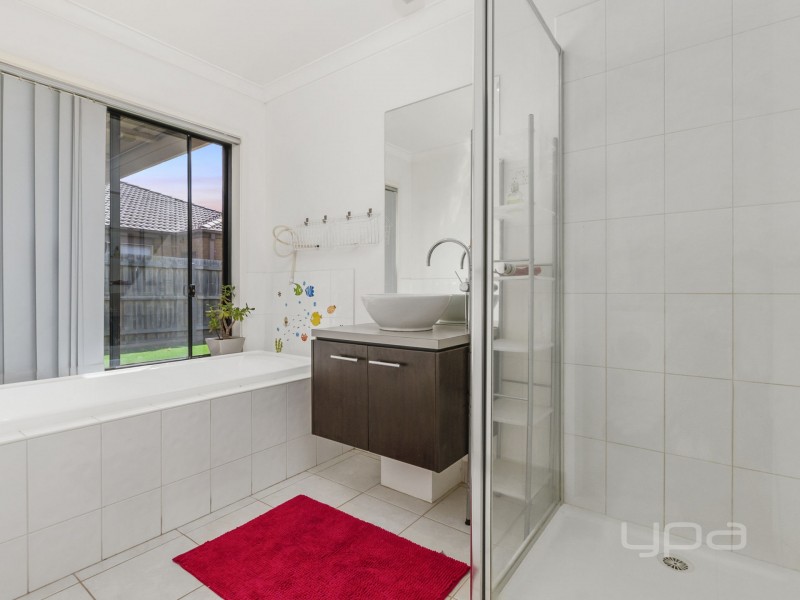 8 Melrome Court, Kurunjang VIC 3337