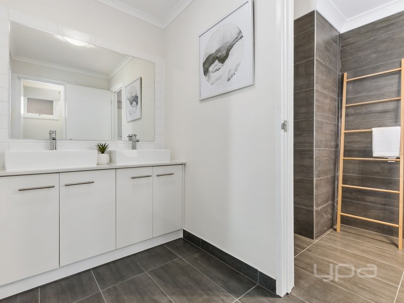 5 Denise Place, Melton West VIC 3337