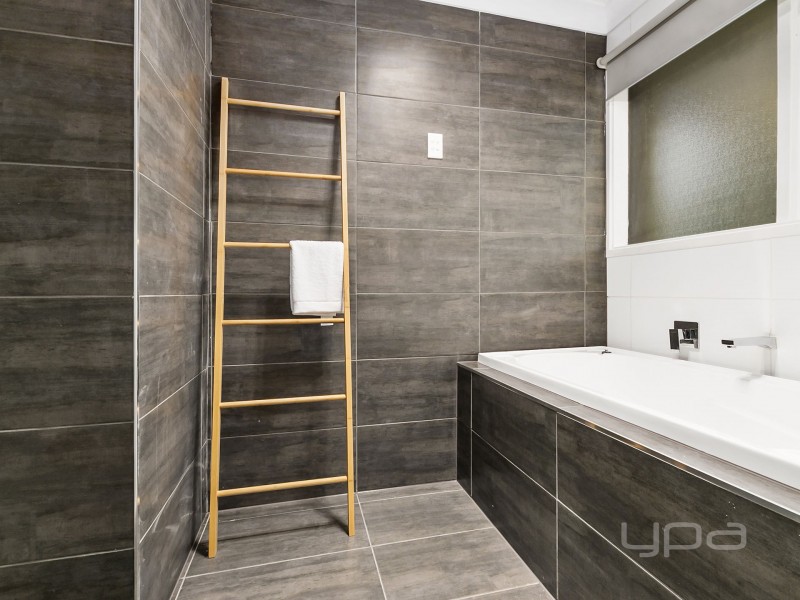 5 Denise Place, Melton West VIC 3337