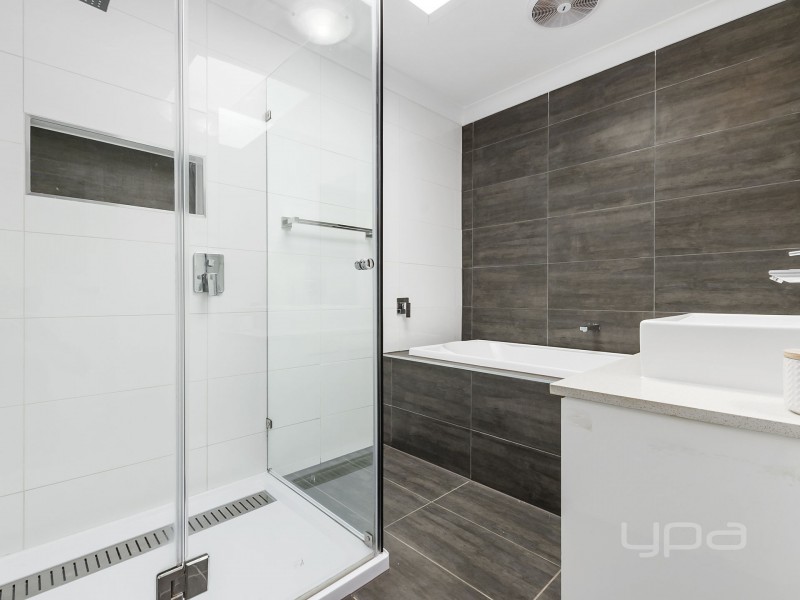 5 Denise Place, Melton West VIC 3337