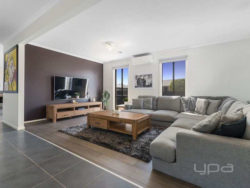 15 Turf Club Boulevard, Melton South VIC 3338