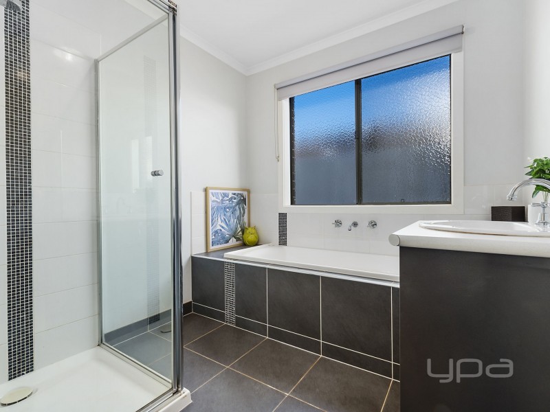 15 Turf Club Boulevard, Melton South VIC 3338