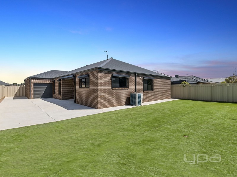5 Lucerne Way, Darley VIC 3340