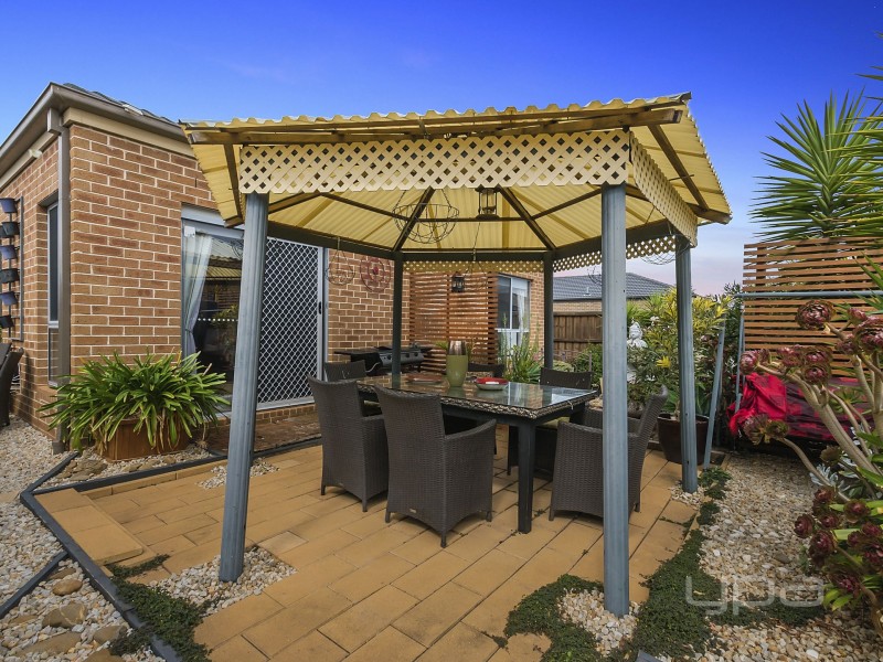 18 Pittos Avenue, Brookfield VIC 3338