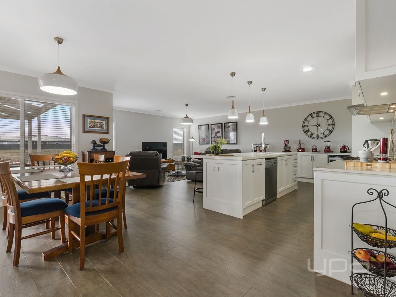 15 Eden Crescent, Hopetoun Park VIC 3340