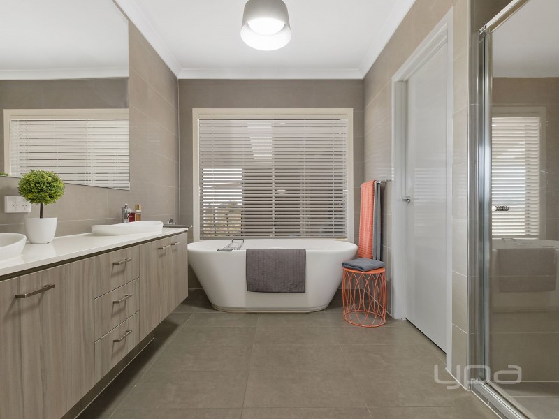 15 Eden Crescent, Hopetoun Park VIC 3340