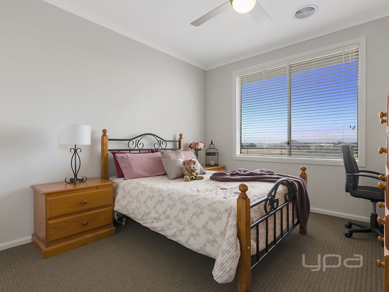 15 Eden Crescent, Hopetoun Park VIC 3340