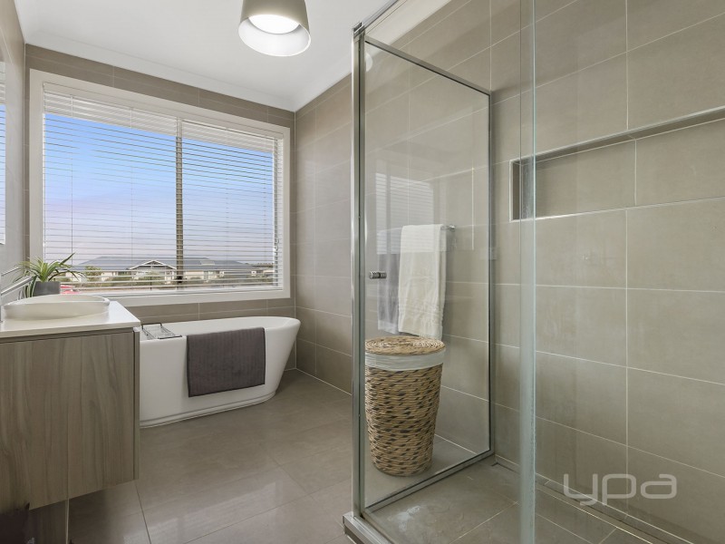 15 Eden Crescent, Hopetoun Park VIC 3340