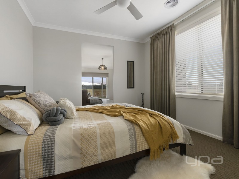 15 Eden Crescent, Hopetoun Park VIC 3340