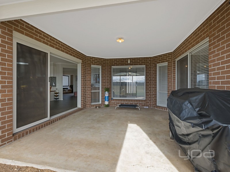 15 Eden Crescent, Hopetoun Park VIC 3340