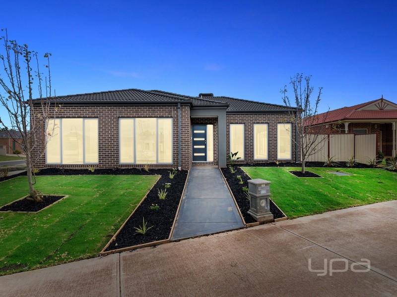 1/2 Fishburn Grove, Melton West VIC 3337