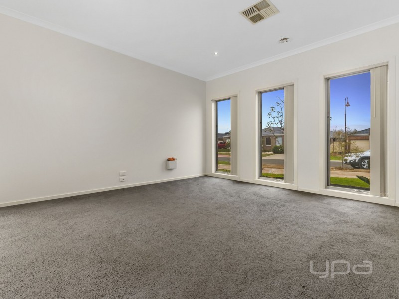 1/2 Fishburn Grove, Melton West VIC 3337