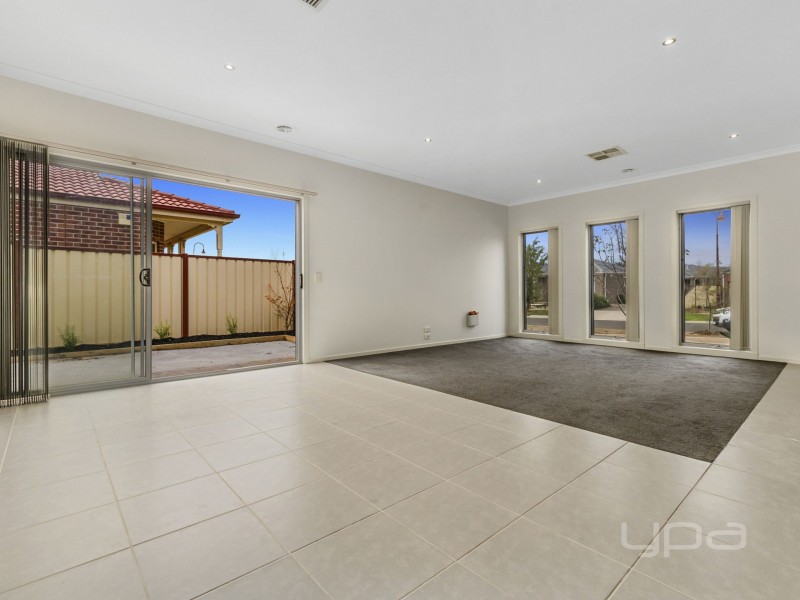 1/2 Fishburn Grove, Melton West VIC 3337