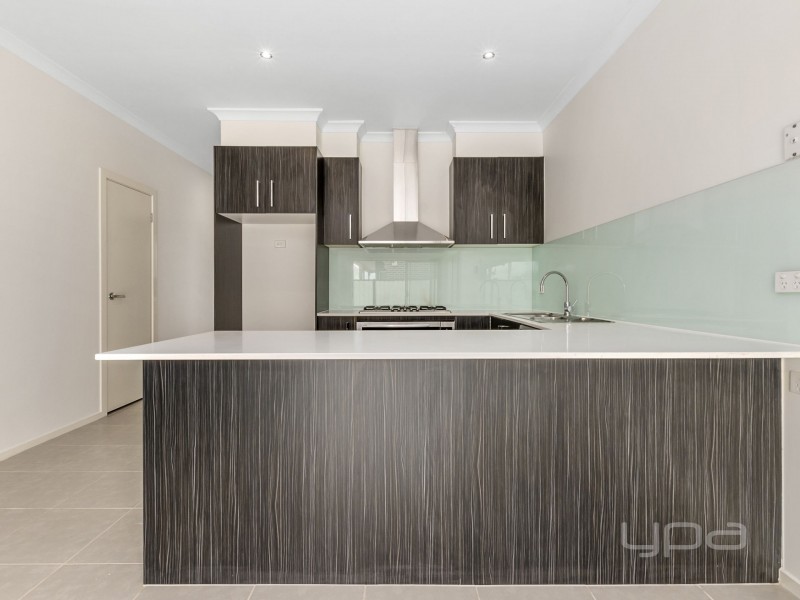 1/2 Fishburn Grove, Melton West VIC 3337