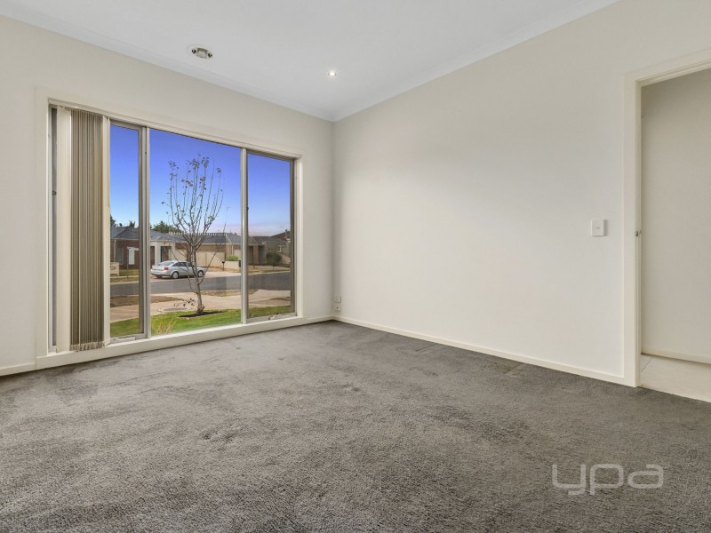 1/2 Fishburn Grove, Melton West VIC 3337