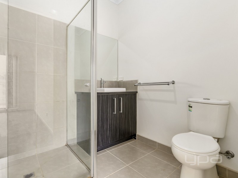 1/2 Fishburn Grove, Melton West VIC 3337