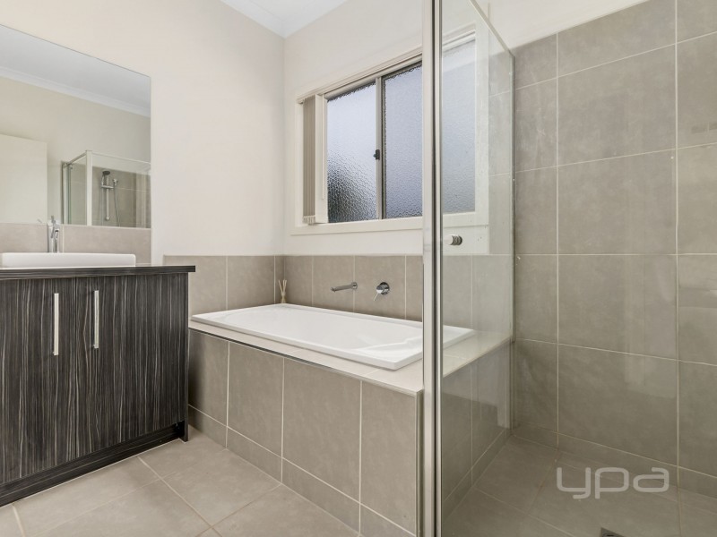 1/2 Fishburn Grove, Melton West VIC 3337