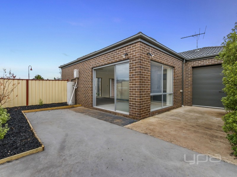 1/2 Fishburn Grove, Melton West VIC 3337