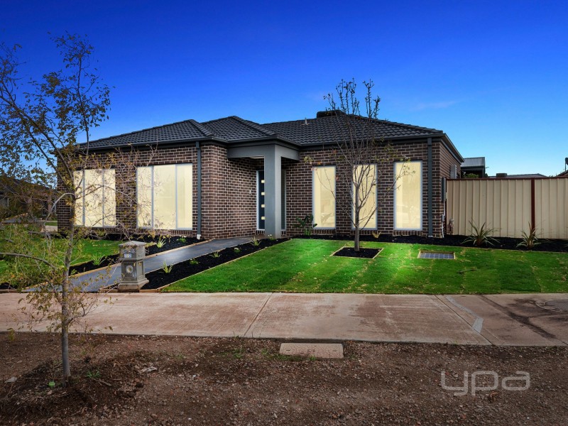 1/2 Fishburn Grove, Melton West VIC 3337