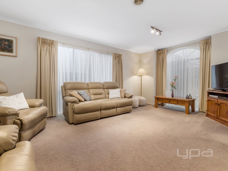 10 Hollydale Court, Melton West VIC 3337