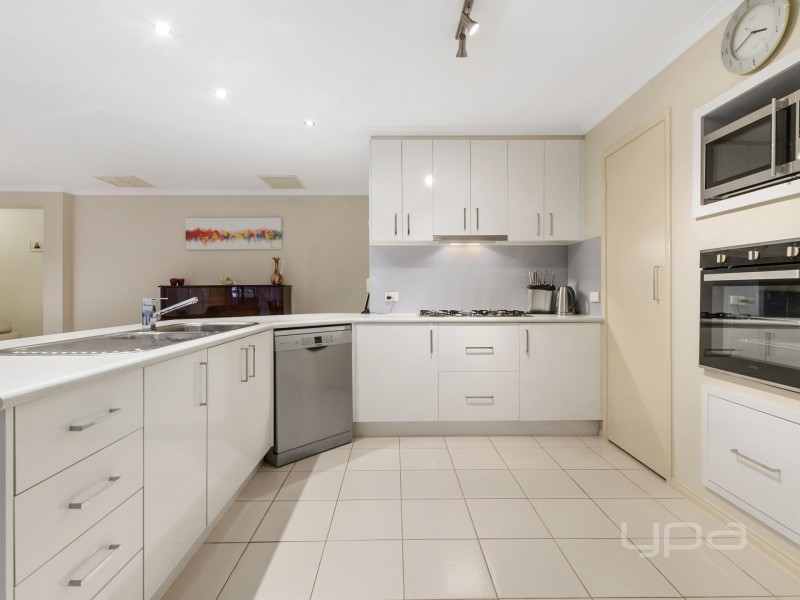 10 Hollydale Court, Melton West VIC 3337