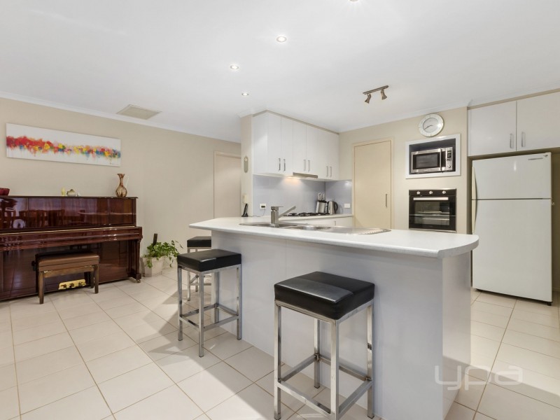 10 Hollydale Court, Melton West VIC 3337