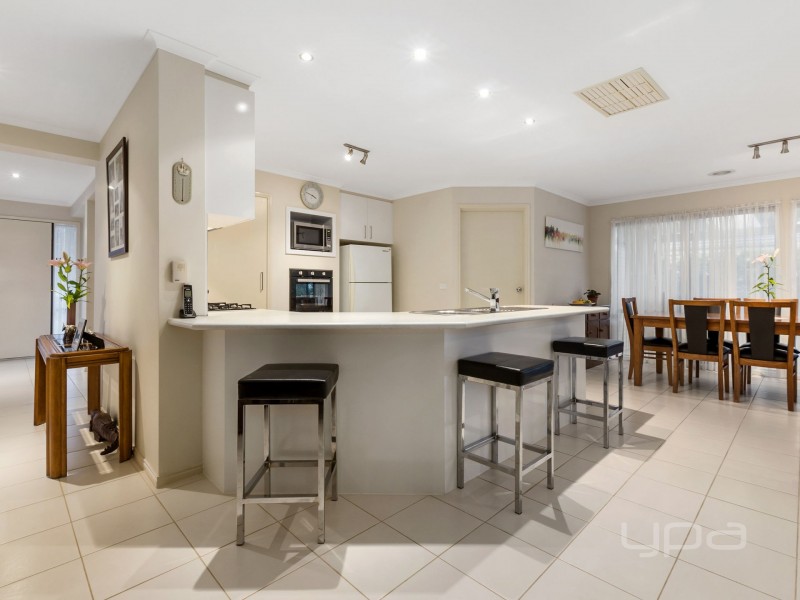 10 Hollydale Court, Melton West VIC 3337